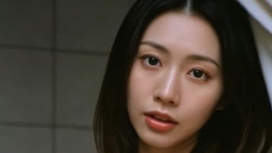更衣室カーテンの向こうの巨乳お姉さん