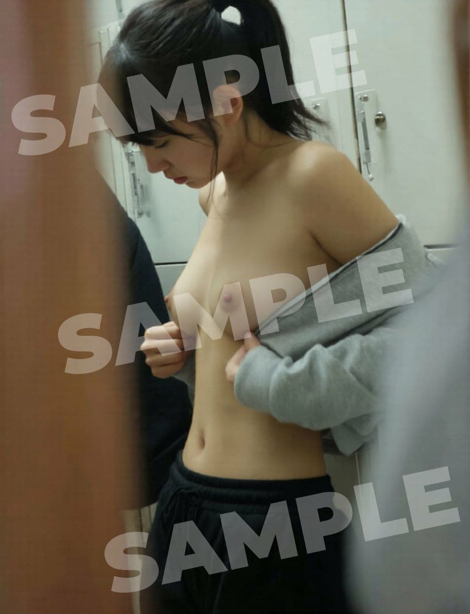AIでしか覗けない、好奇心と背徳感の世界「更衣室」IIーnakedー サンプル3