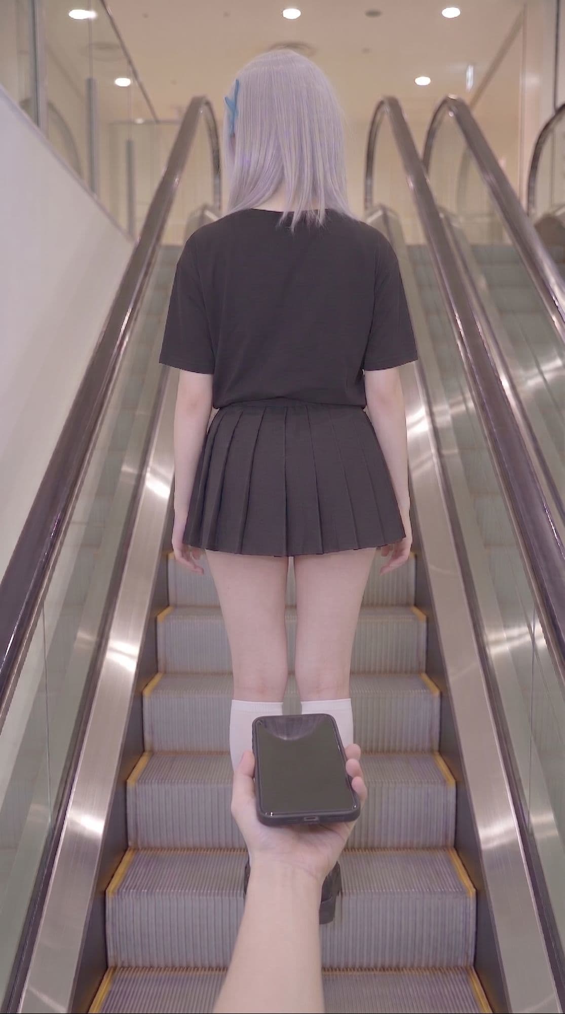 【前編】隙だらけな銀髪コスプレイヤーのパンチラ・ブラチラをカメコ視点で撮りまくる！【デジタルコミック風/AI写真集】 サンプル9