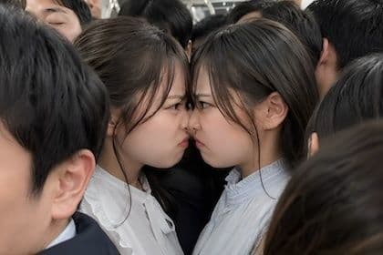 【満員電車】スペースを確保できないことに苛ついてキャットファイトになる美女 サンプル2