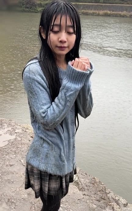 【AI動画259本】着衣ずぶ濡れ WET COLLECTION Vol.1｜池・川で全身びしょ濡れ サンプル9