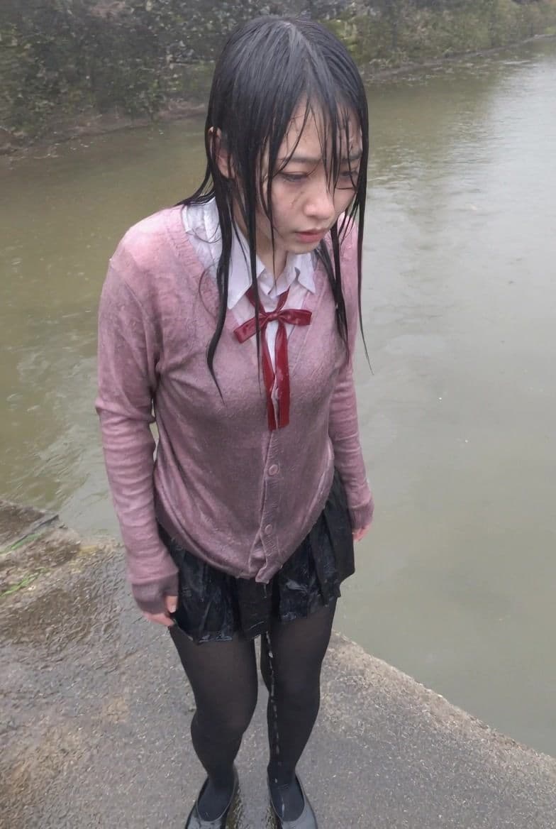 【AI動画259本】着衣ずぶ濡れ WET COLLECTION Vol.2｜池・川で全身びしょ濡れ サンプル4