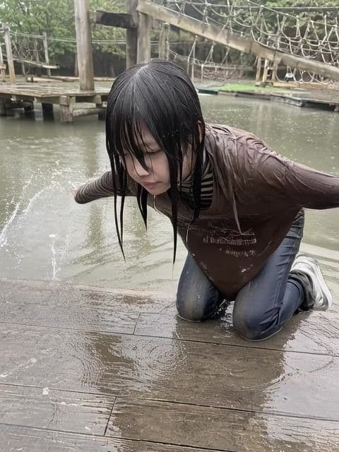 【AI動画259本】着衣ずぶ濡れ WET COLLECTION Vol.2｜池・川で全身びしょ濡れ サンプル5