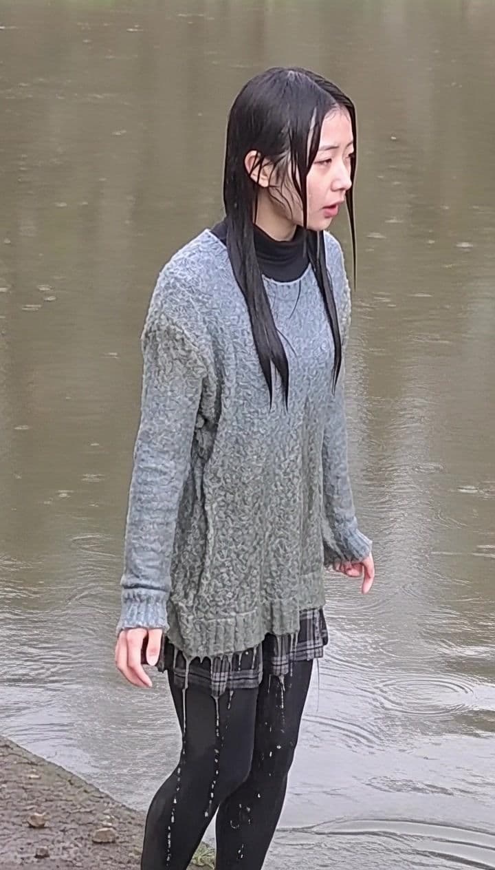 【AI動画259本】着衣ずぶ濡れ WET COLLECTION Vol.2｜池・川で全身びしょ濡れ サンプル6