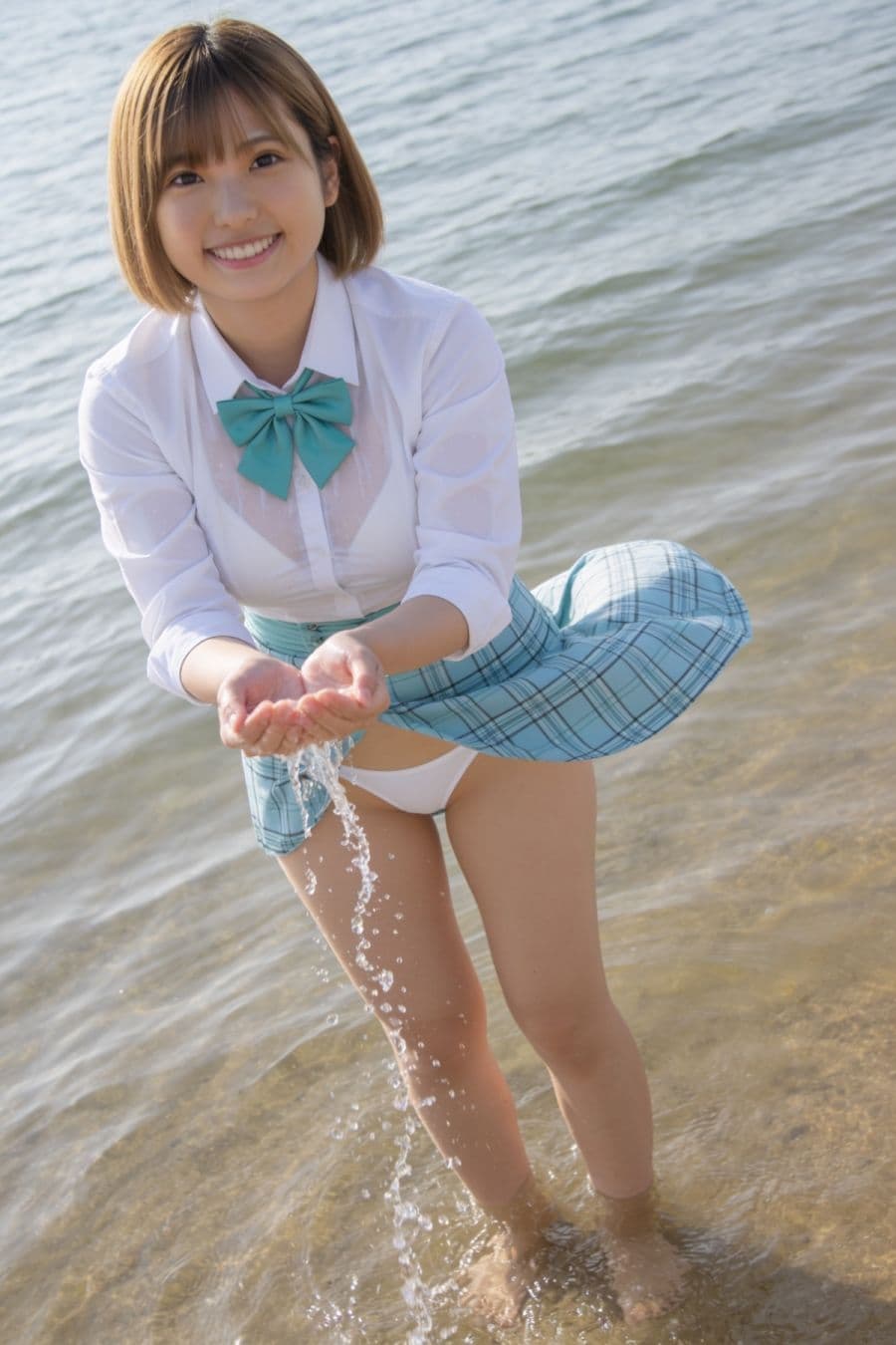 【グラビアデビュー作】白花可憐 1st写真集 〜制服と水着と…。ちょっとだけ大胆な私。〜 サンプル5