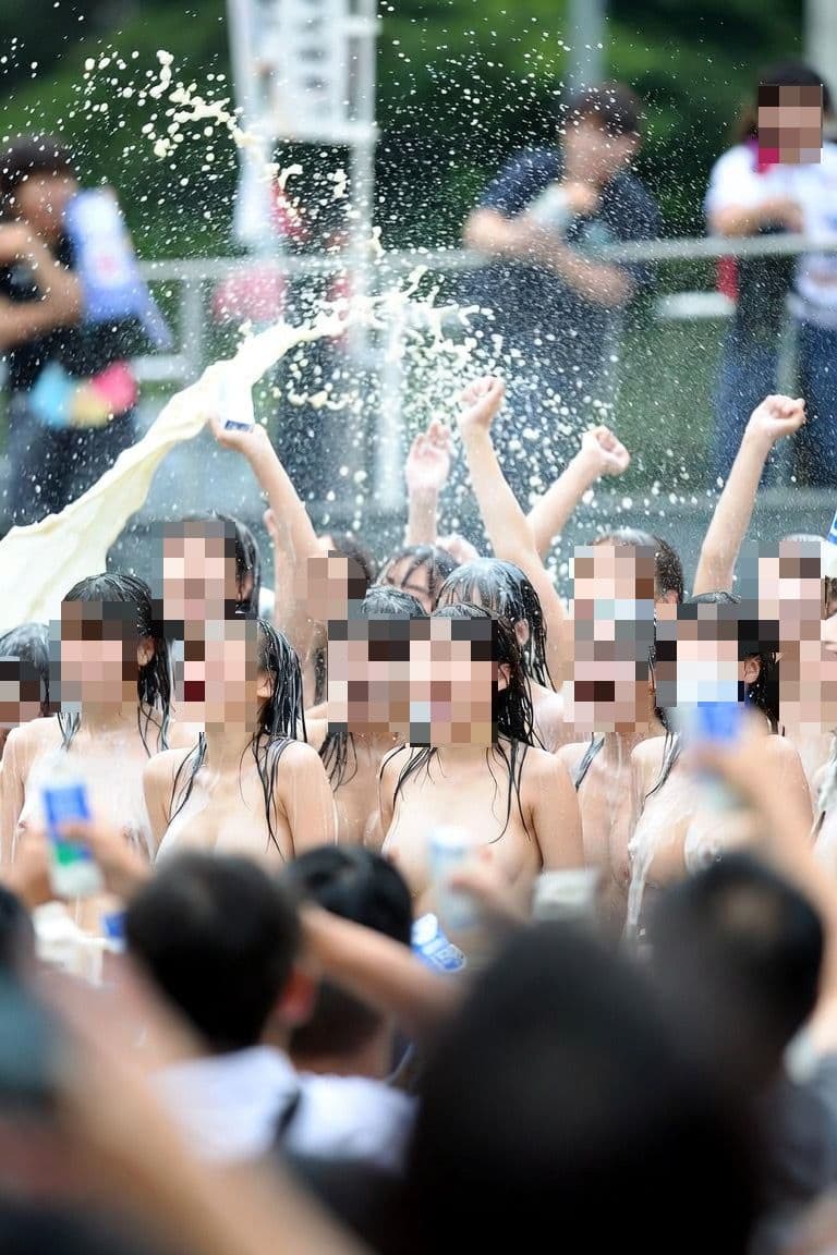 全身びしょ濡れ！牛乳が飛び交う真夏のミルクフェス！！ サンプル5