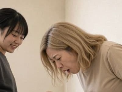 小悪魔年下女子の腹蹴り調教 靴下＆ストッキングで熟女を嘔吐させる1分10秒 サンプル3