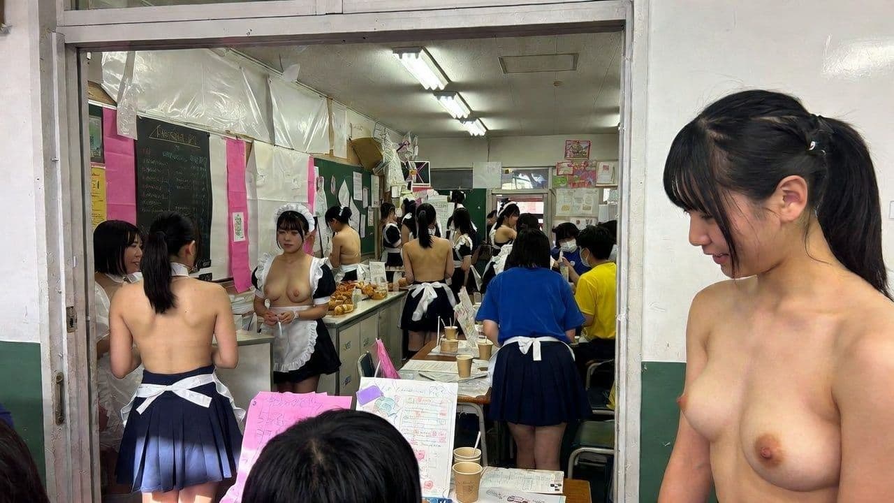 学園祭でおっぱい丸出しのメイドカフェ！授乳体験あり！ サンプル1