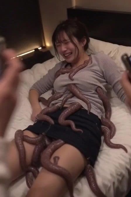 【実写AI動画】ラブホ女子会のおふざけで触手に遊ばれ感じてしまい、友達に撮影された女 サンプル1