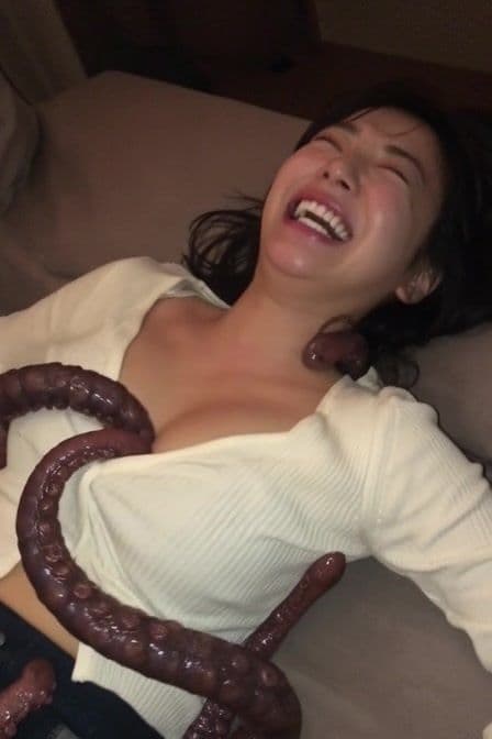 【実写AI動画】ラブホ女子会のおふざけで触手に遊ばれ感じてしまい、友達に撮影された女 サンプル6